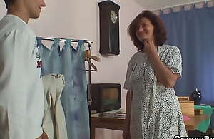 Sewing 80 life-span old granny pleases her purchaser