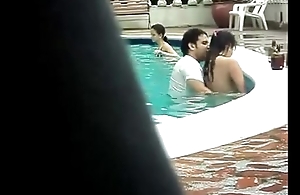 Gordinho metendo na piscina - Colombian Couple Caught Having Sex In A Public Poo