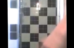 Rubia bailando en la ducha